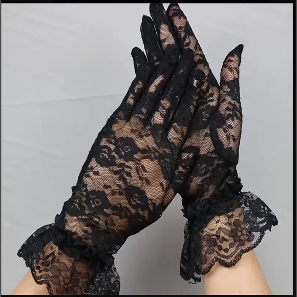 ♠️🆕 Charming Lace Yarn Gloves - Delicate Hollow Out, Short & Solid Color Black - Picture 5 of 6